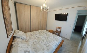 Iron/ironing board, WiFi, bed sheets - DETACHED BUNGALOW AT THE BACK OF OUR 2-STAR VILLA (Fréjus)