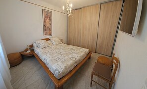 Iron/ironing board, WiFi, bed sheets - DETACHED BUNGALOW AT THE BACK OF OUR 2-STAR VILLA (Fréjus)