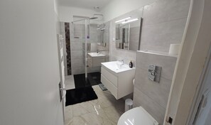 Hair dryer, towels, soap, toilet paper - DETACHED BUNGALOW AT THE BACK OF OUR 2-STAR VILLA (Fréjus)