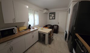 Microwave, oven, stovetop, dishwasher - DETACHED BUNGALOW AT THE BACK OF OUR 2-STAR VILLA (Fréjus)