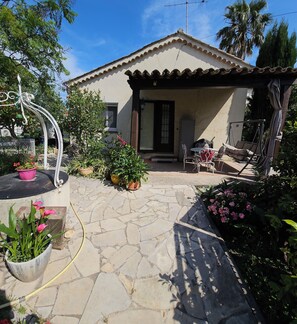 Outdoor dining - DETACHED BUNGALOW AT THE BACK OF OUR 2-STAR VILLA (Fréjus)