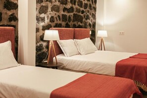 Comfort Triple Room, Patio - Aires HOSTEL (Sao Roque do Pico)