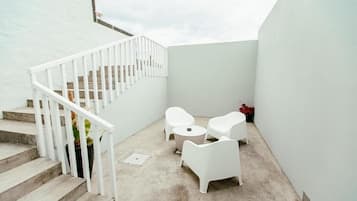 Comfort-Dreibettzimmer, eingeschränkter Meerblick | Unterkunftsgelände