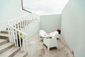 Comfort Triple Room, Partial Sea View | Property grounds - Aires HOSTEL (Santo António)