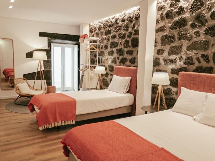 Habitació triple Comfort, pati | Habitacions insonoritzades i wifi gratuïta