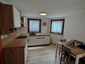 Fridge, oven, stovetop, dishwasher - Alpine Shelter in Septumian with Mountain View (Septumian)