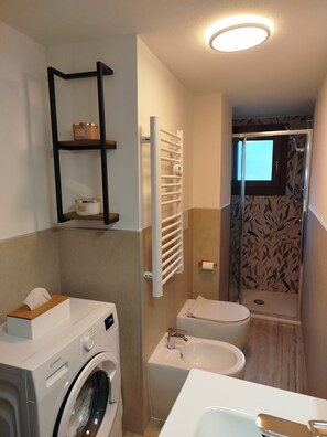 Sèche-cheveux, bidet, serviettes fournies, savon