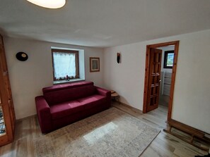 Smart TV, fireplace, DVD player