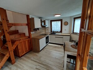 Fridge, oven, stovetop, dishwasher - Alpine Shelter in Septumian with Mountain View (Septumian)