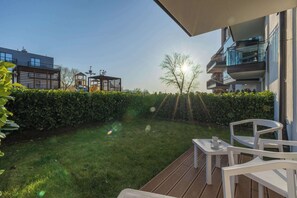 Outdoor dining - Stylish Apartment in Miedzyzdroje | Terrace and Parking (Międzyzdroje)