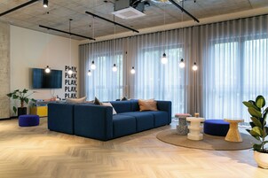 30-英寸纯平电视（配备有线频道）