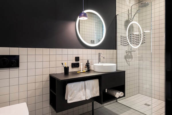 Een douche, een haardroger, handdoeken, zeep