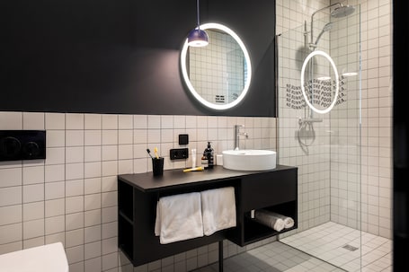 Shower, hair dryer, towels, soap. STAYERY Bochum Ehrenfeld