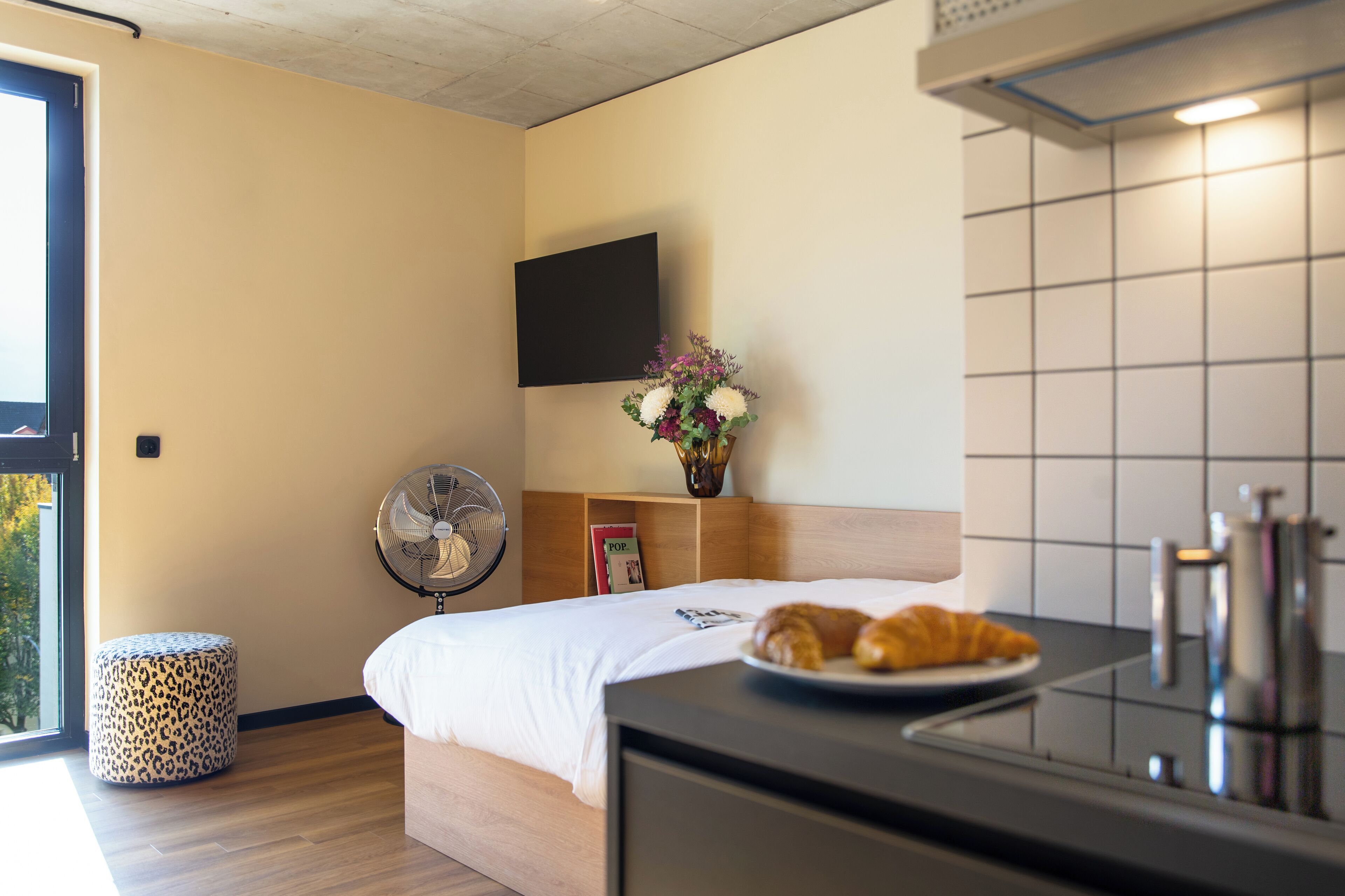 Design Apartment | Roupas de cama premium, escrivaninha, espaço de trabalho para notebook