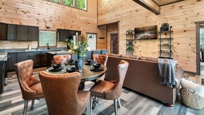 Un ampio interno in legno con zona pranzo, cucina e angolo relax.