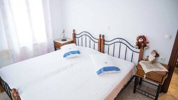 Ferros/tábuas de passar roupa, berço de viagem, Wi-Fi, roupa de cama