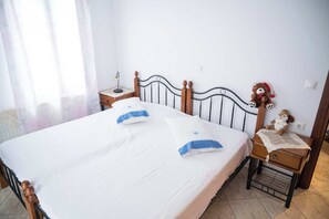 Iron/ironing board, travel cot, WiFi, bed sheets