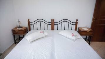 Ferros/tábuas de passar roupa, berço de viagem, Wi-Fi, roupa de cama