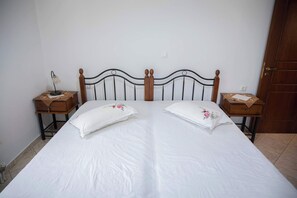 Tabla de planchar con plancha, cuna de viaje, wifi y ropa de cama 