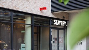 Una vetrina con un cartello che riporta la scritta STAYERY.
