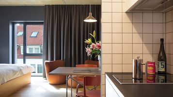 Design-Apartment, 1 King-Bett | Eigene Küche | Kühlschrank, Mikrowelle, Geschirrspüler, Wasserkocher