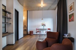 Deluxe Suite mit Kingsize Bett | Living area | Flat-screen TV - STAYERY Osnabrück City - stylish Apartments (Osnabrueck)