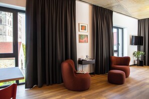 Estudio Deluxe, 1 cama King size | Área de sala de estar | Televisión de pantalla plana