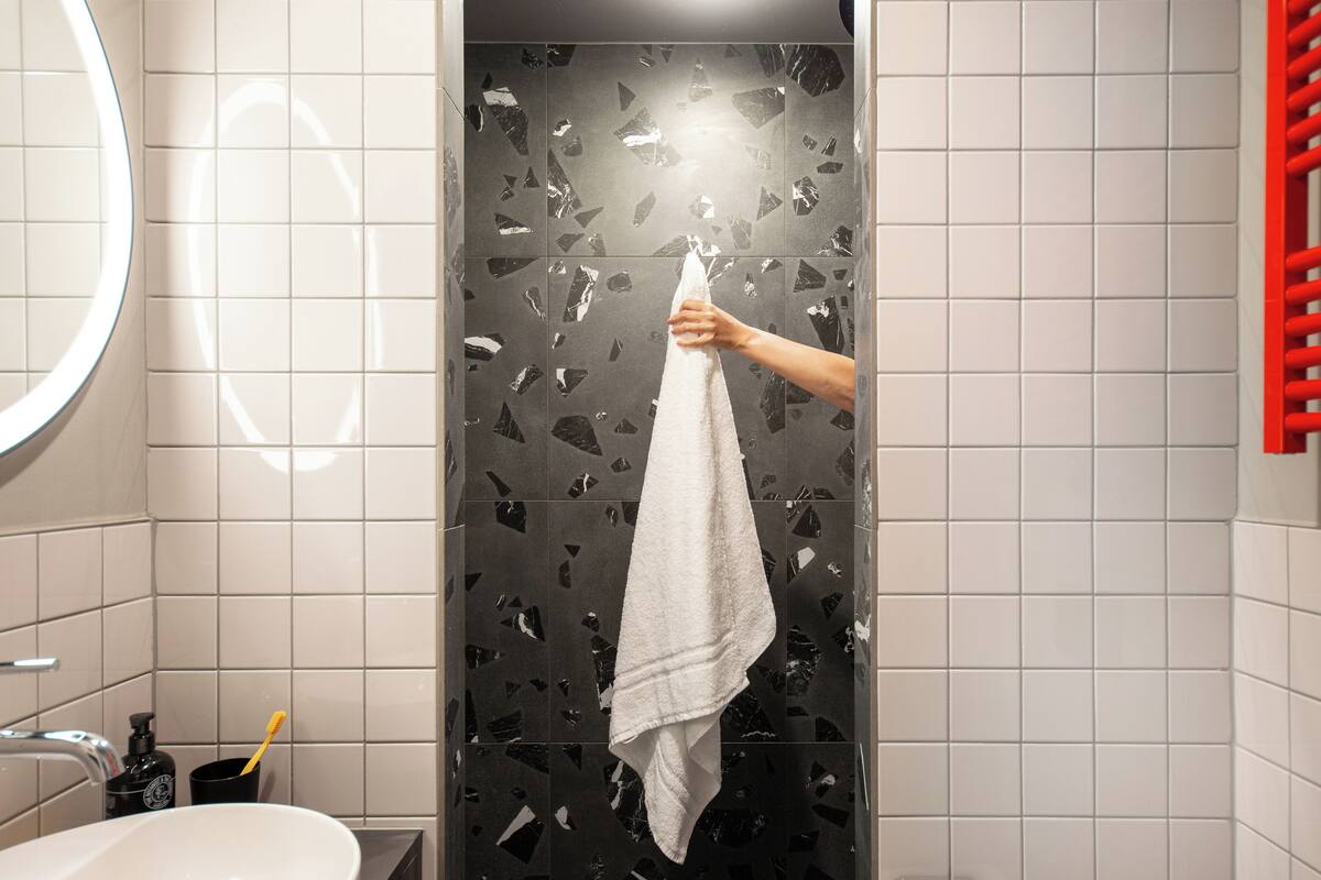 Huone | Kylpyhuone | Suihku, hiustenkuivaaja, pyyhkeet, saippua