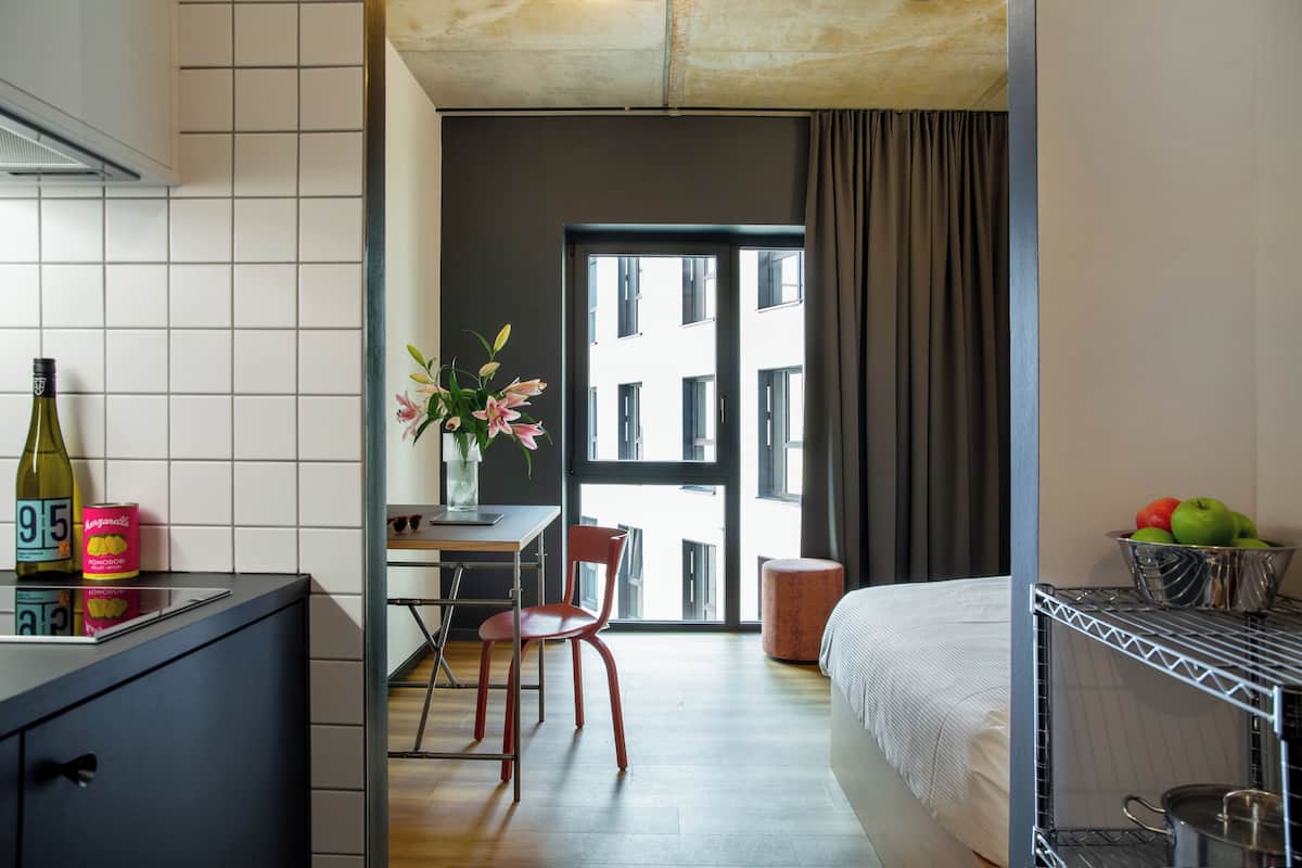 Studio | Ylelliset vuodevaatteet, työpöytä