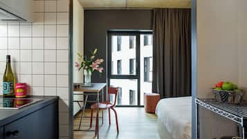 Design Apartment | Premium bedding, desk, laptop workspace, blackout drapes