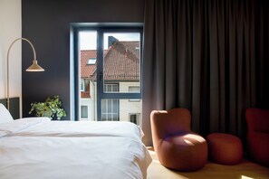 Hochwertige Bettwaren, Schreibtisch, laptopgeeigneter Arbeitsplatz