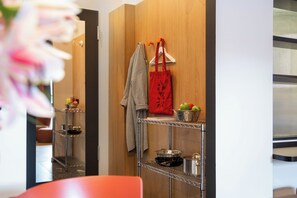 Studiosviitti | Ylelliset vuodevaatteet, työpöytä