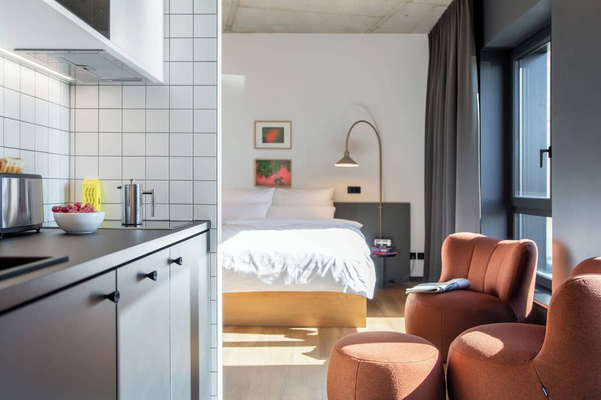 Studiosviitti | Ylelliset vuodevaatteet, työpöytä