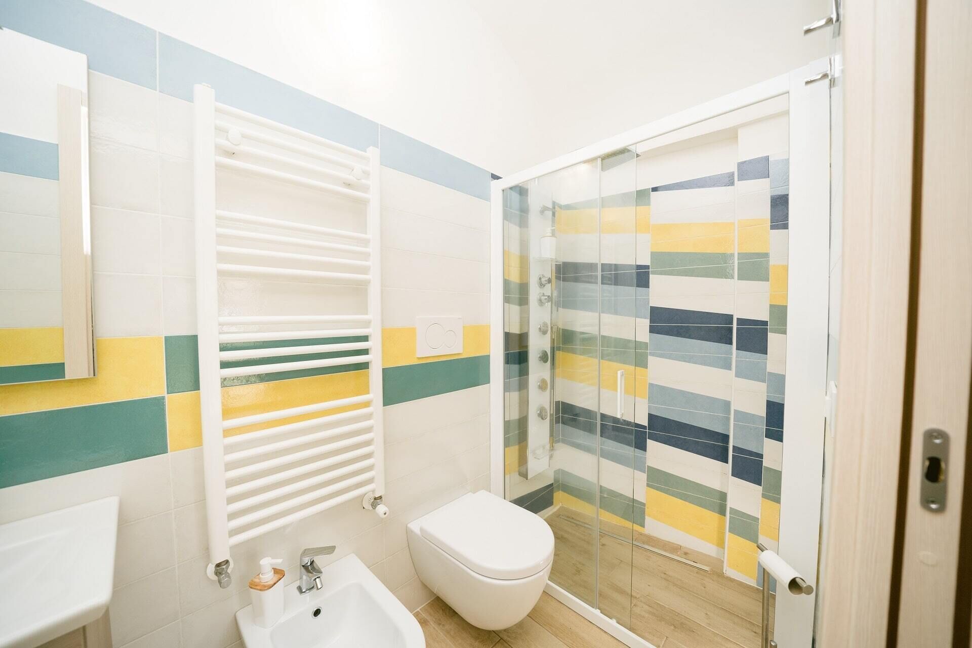 Douche, sèche-cheveux, bidet, serviettes fournies