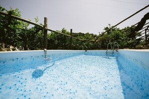 Pool - Pontone di Scala - Lemons & Sun apartment can accommodate up to 4 people. The property has 1 bedroom with double bed and a living area with kitchenette and sofa bed. The kitchenette is equipped with a dining table, a coffee machine, a refrigerator and a  (Scala)