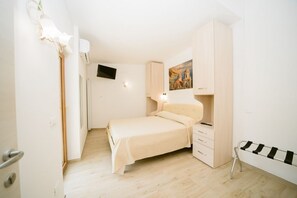 1 bedroom, iron/ironing board, WiFi, bed sheets - Pontone di Scala - Lemons & Sun apartment can accommodate up to 4 people. The property has 1 bedroom with double bed and a living area with kitchenette and sofa bed. The kitchenette is equipped with a dining table, a coffee machine, a refrigerator and a  (Scala)