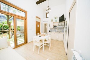 Interior - Pontone di Scala - Lemons & Sun apartment can accommodate up to 4 people. The property has 1 bedroom with double bed and a living area with kitchenette and sofa bed. The kitchenette is equipped with a dining table, a coffee machine, a refrigerator and a  (Scala)