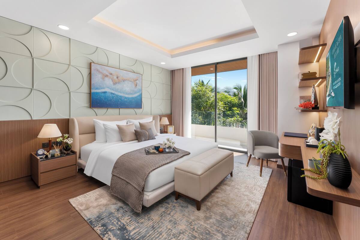 Une chambre d’hôtel moderne dotée d’un grand lit, d’un bureau, d’une chaise, d’une télévision et offrant une vue sur l’extérieur.