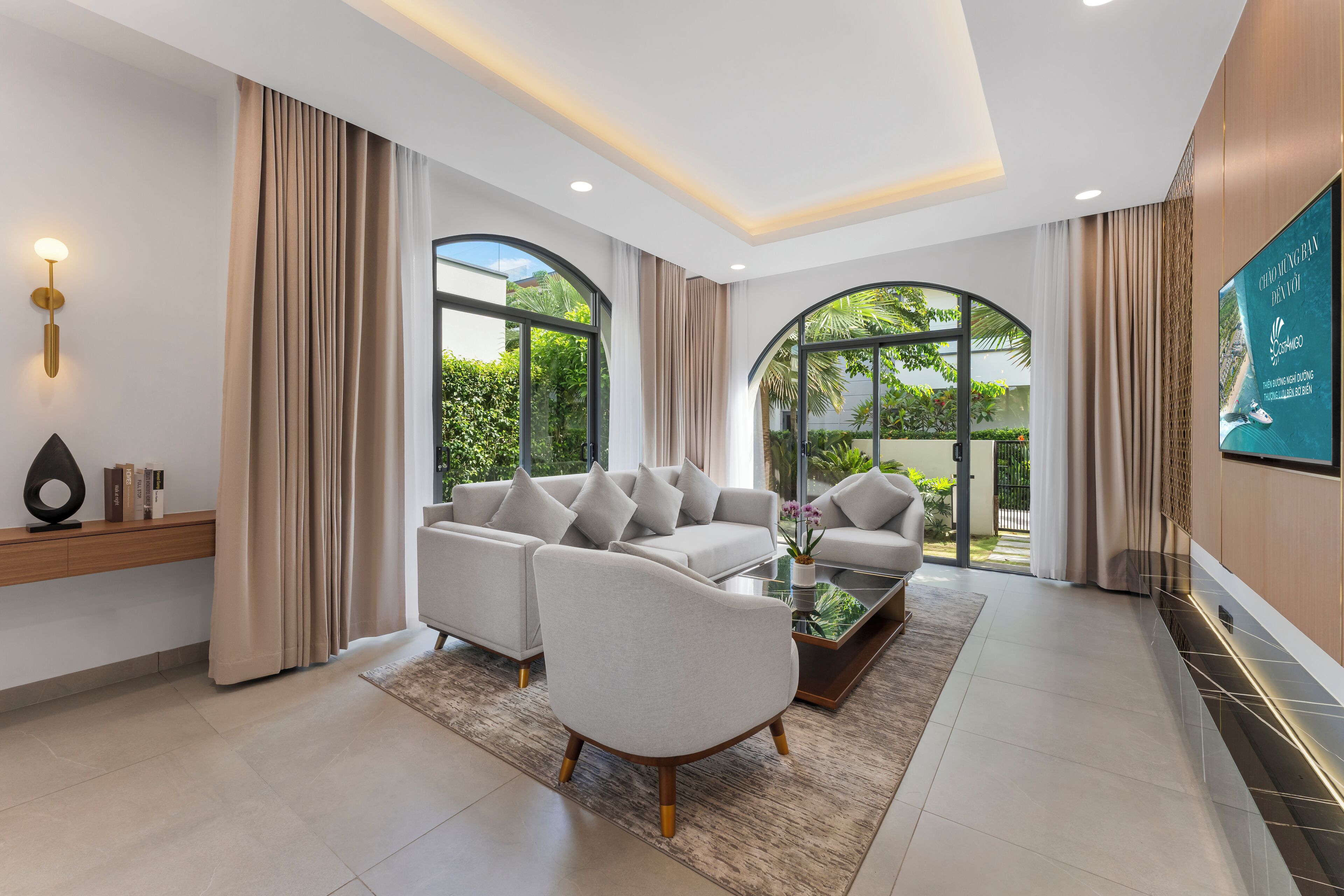 Villa estándar, varias camas, no fumadores, vistas al jardín (Living Room) | Zona de estar | Televisión LCD de 43 pulgadas con canales por cable