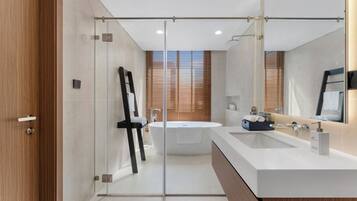 Toalettartikler (inkludert), hårføner, badekåper og tøfler