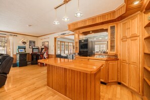 Lobby - Private & Pet Friendly | Hot Tub~Fire Pit~Sunroom (Swanton)