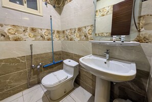Hausschuhe, Bidet, Handtücher, Seife