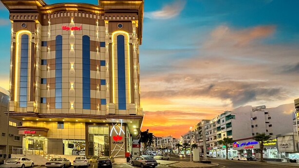 Ein Hotel mit moderner Fassade, mehreren Balkonen und einem markanten Eingang.