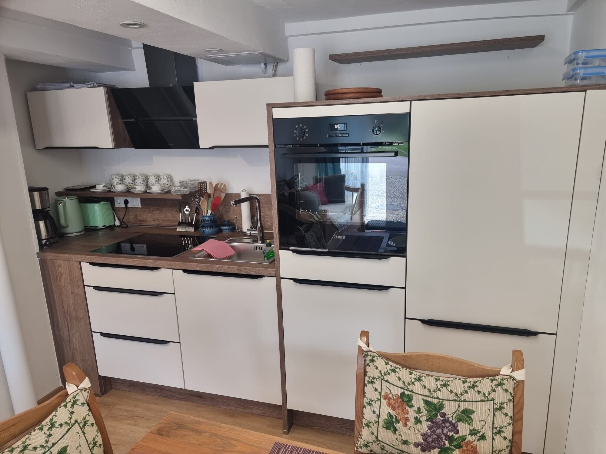 Réfrigérateur, four, plaque de cuisson, cafetière/bouilloire