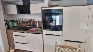 Réfrigérateur, four, plaque de cuisson, cafetiÚre/bouilloire