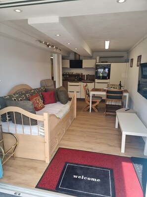 Interior - Apartment 'Fewo Unten Nähe Ammersee' with Terrace and Wi-Fi (Utting)