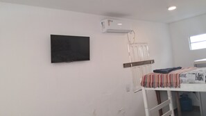 1 habitación, escritorio, tabla de planchar con plancha y cuna de viaje 
