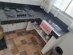 Refrigerador, parrilla de estufa y tetera eléctrica 