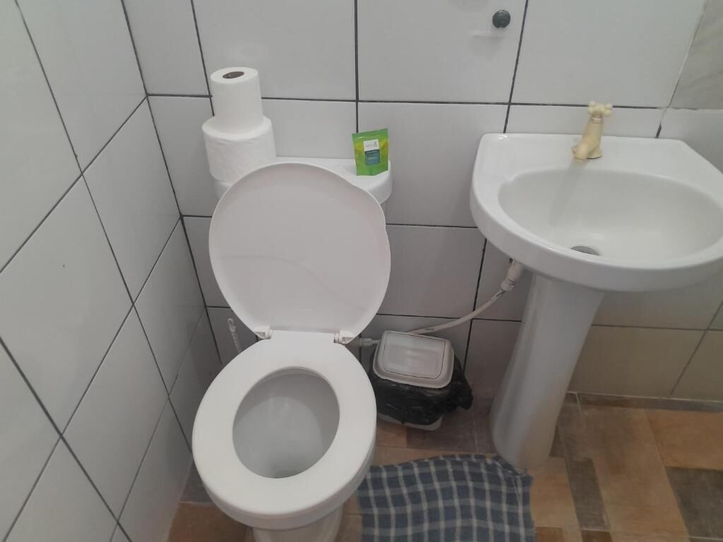Douche, serviettes fournies, savon, shampoing