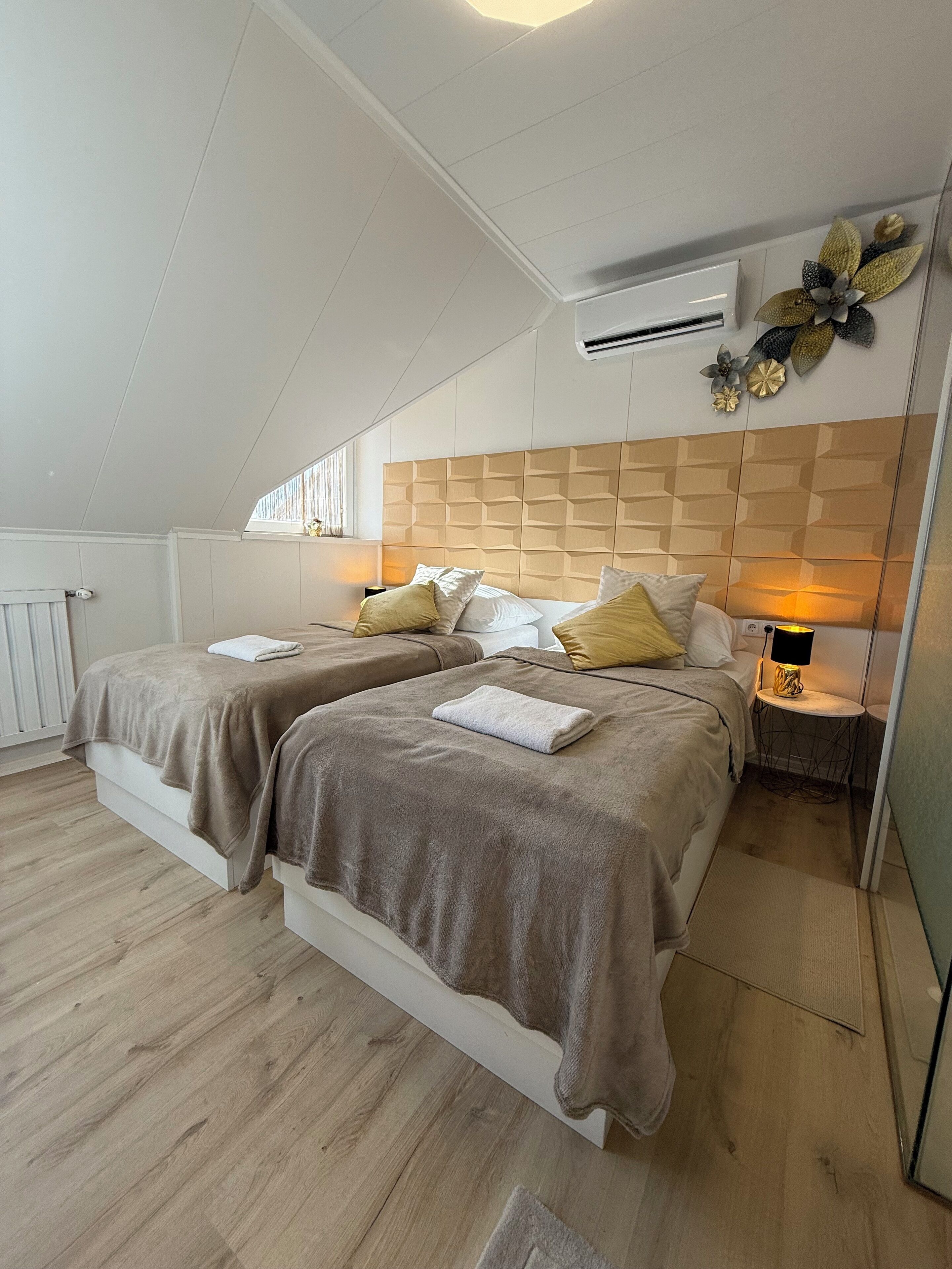 Quarto casal ou duplo superior | Cofres nos quartos, Wi-Fi de cortesia, roupa de cama